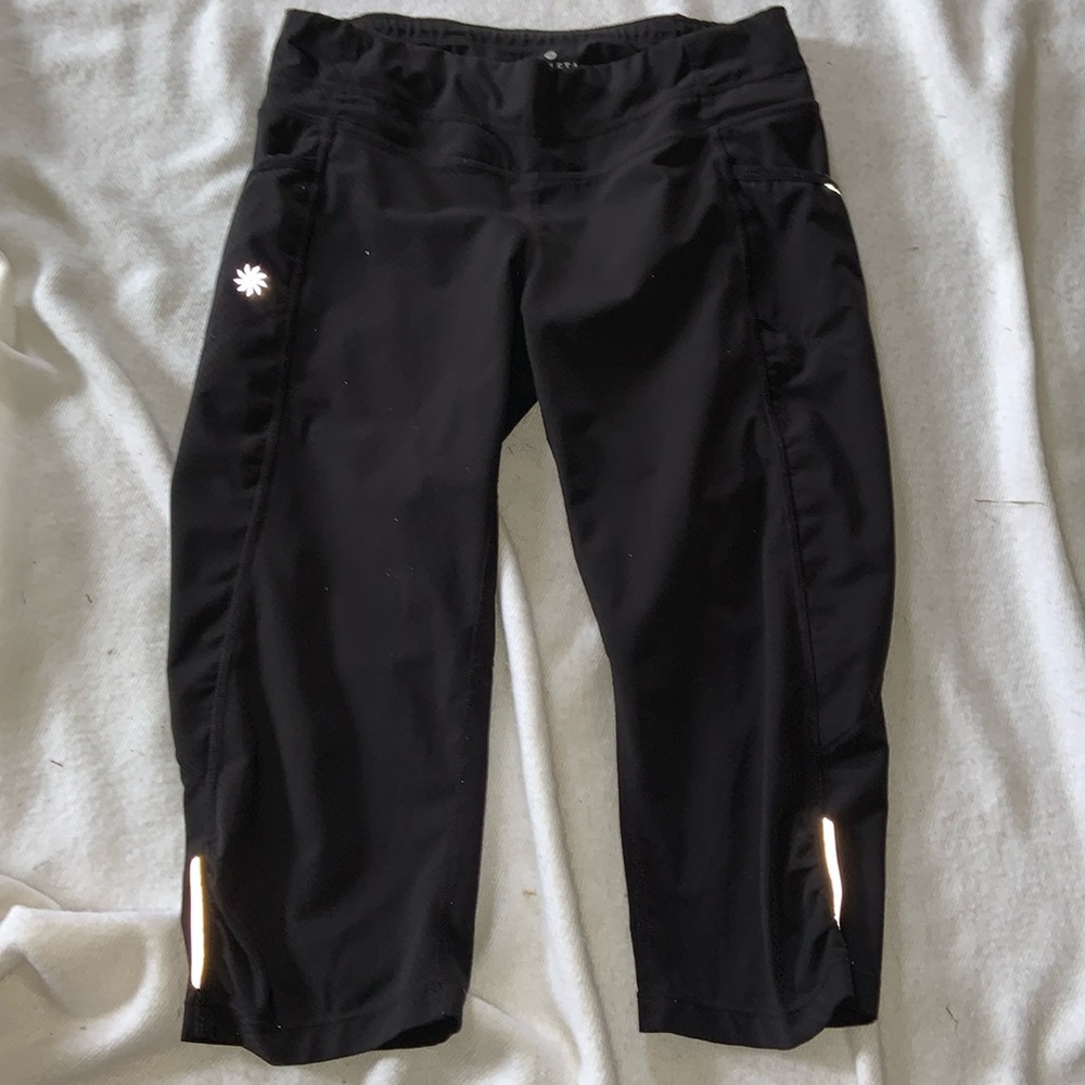 Athleta running Capri pants reflective trim black stretch fabric lightweight S